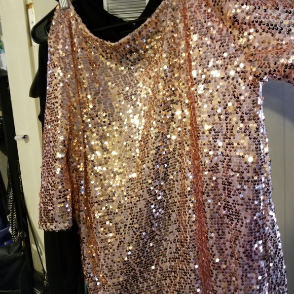 Rose goldish pink sequined top. - Picture 4 of 5